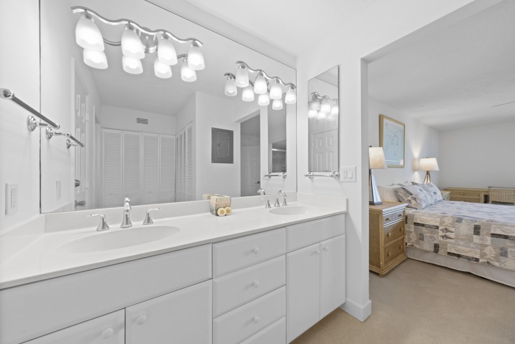 Primary Bathroom 1c
