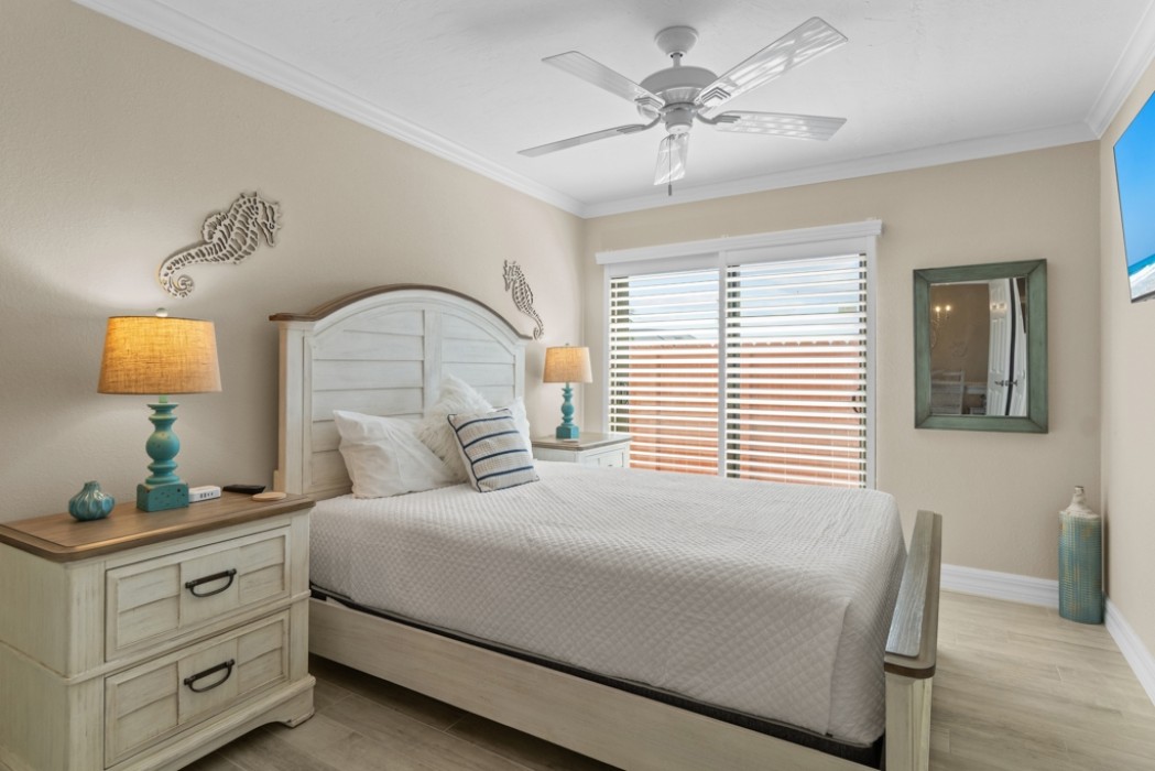 Guest bedroom 1 w/queen bed