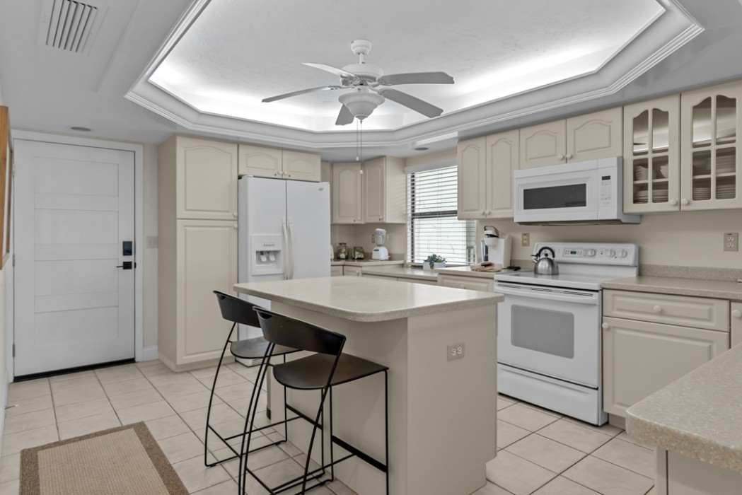 Kitchen w/an island