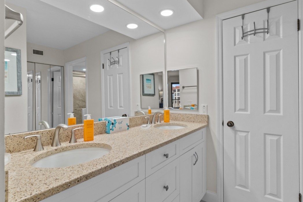 Master bathroom w/double vanity
