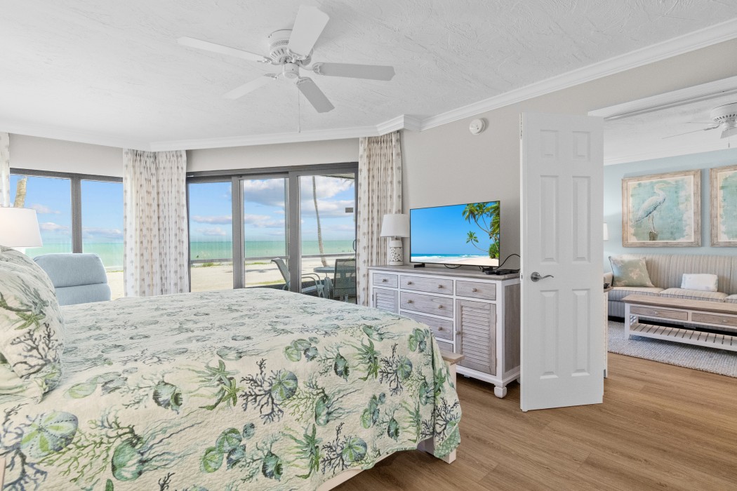 Master bedroom w/tv