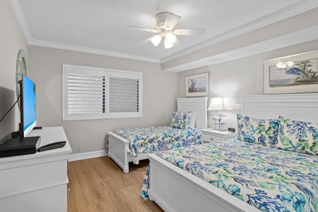 Guest bedroom w/full and twin beds