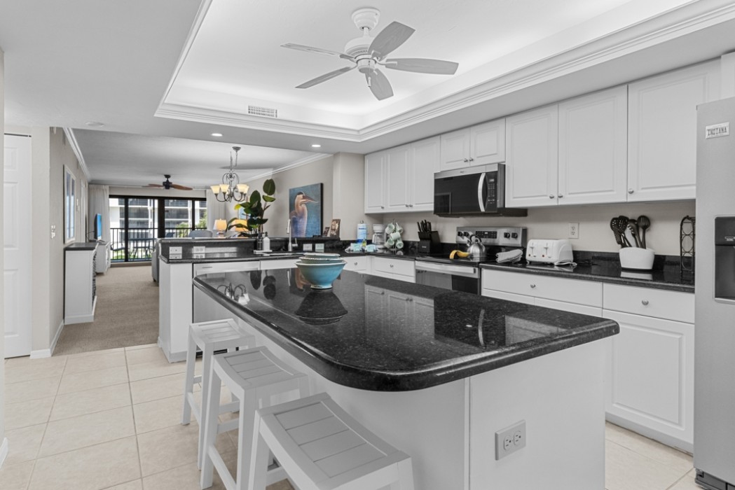 Kitchen w/island