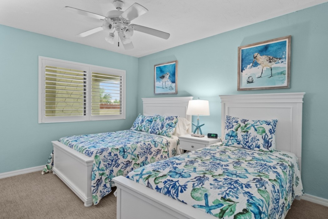 Guest bedroom w/queen and twin