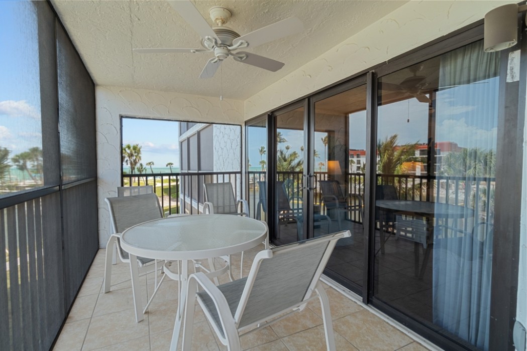 Patio w/furniture