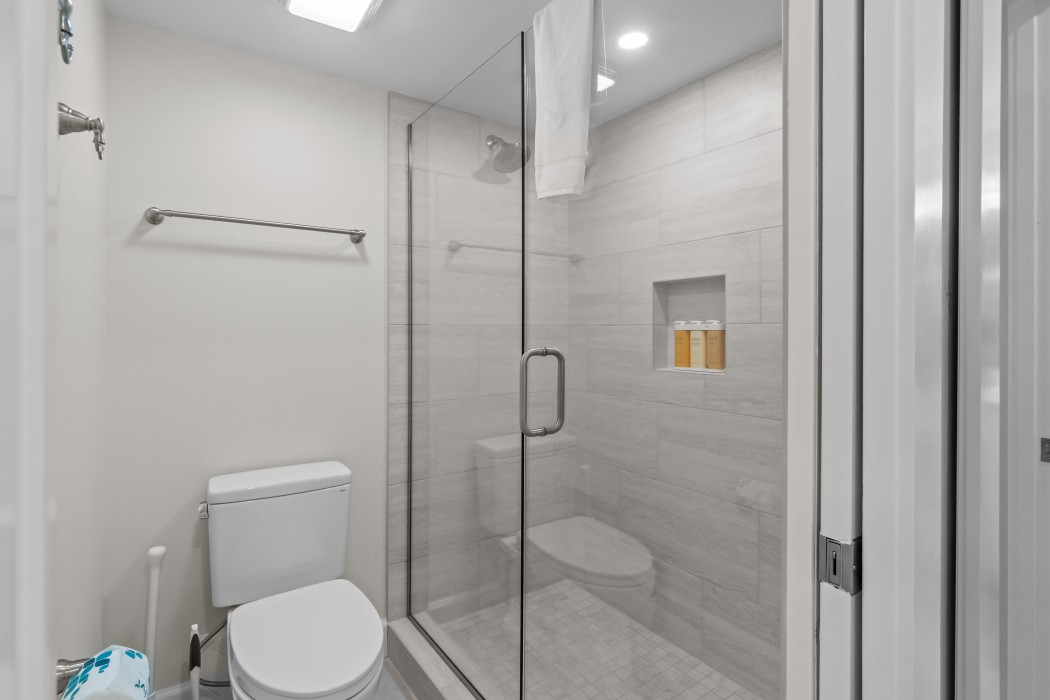 Master bath shower w/walk in shower