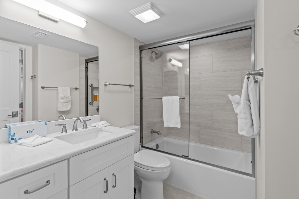 Guest bathroom w/combo shower and tub