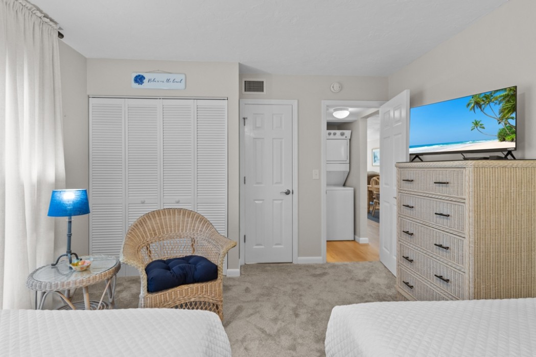 Guest bedroom w/tv