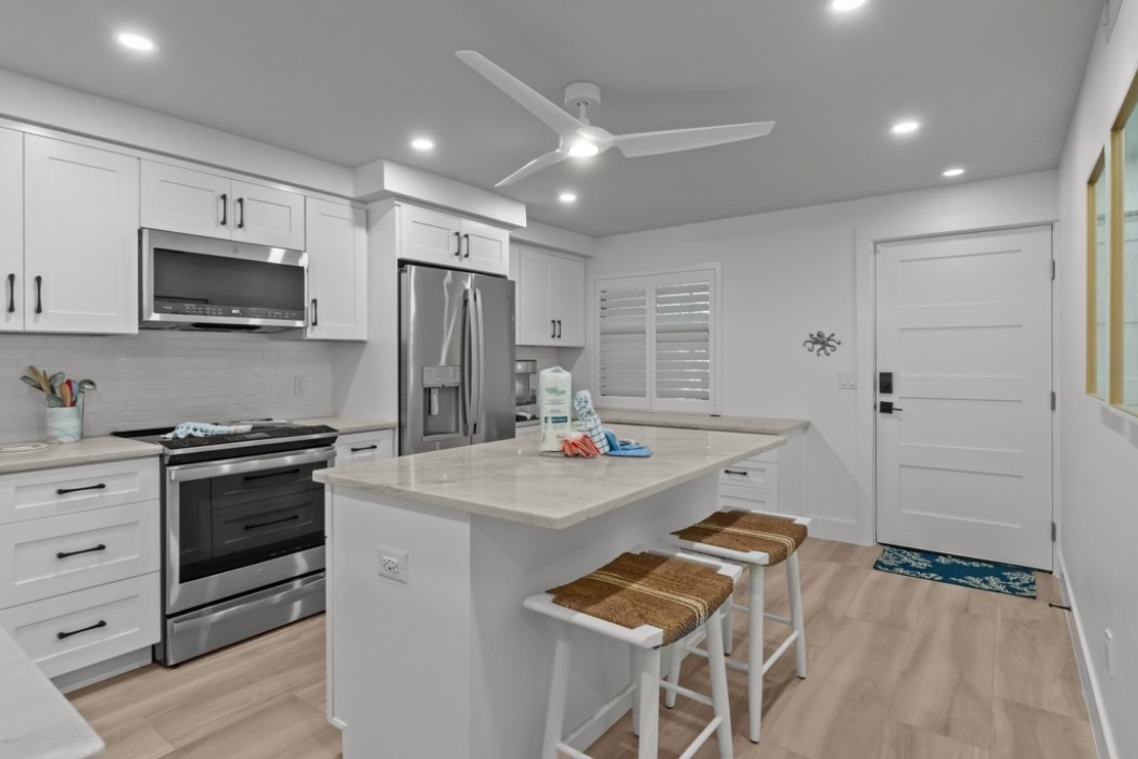Kitchen w/ island