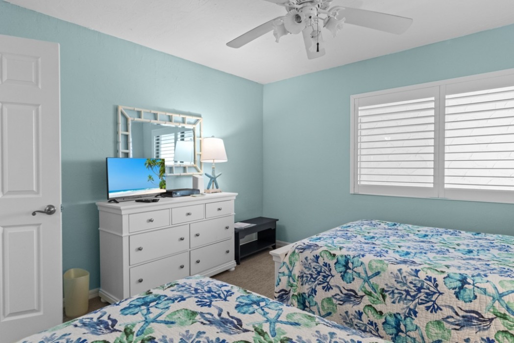 Guest bedroom w/tv