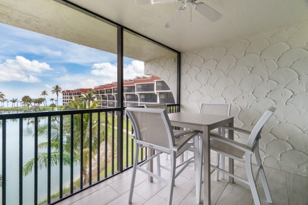 Lanai seating