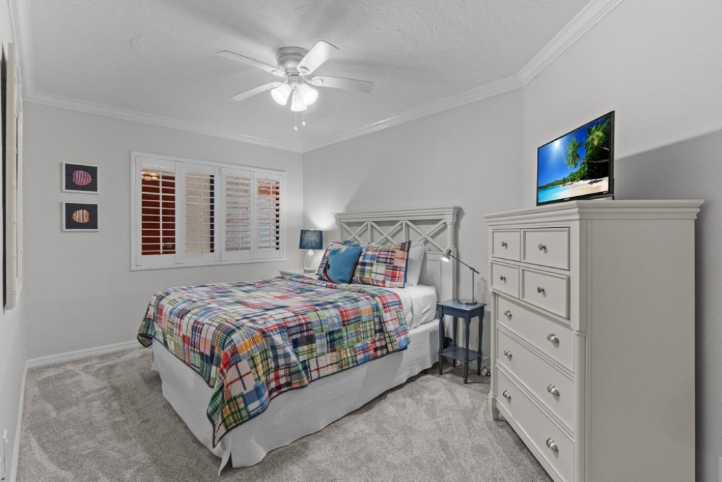Guest bedroom w/queen bed